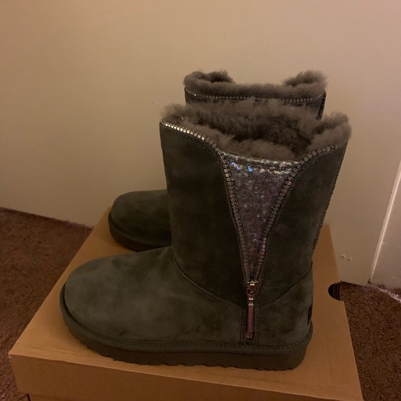 NIB UGG Classic Zip Boots - Picture 2 of 4